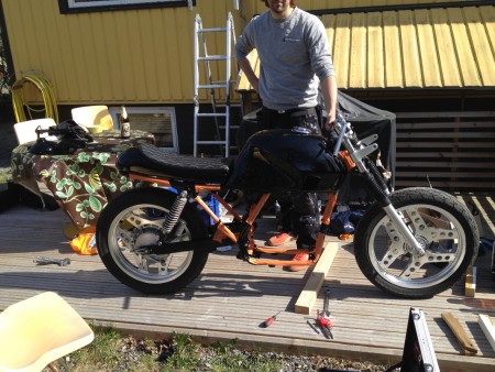 Kasaaminen aloitettu. Juuri maalattu runko suojattu teipillä ettei heti tulis naarmuja.